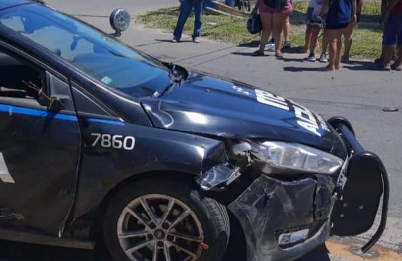 Un móvil del comando colisionó a una moto y horas después murió el conductor