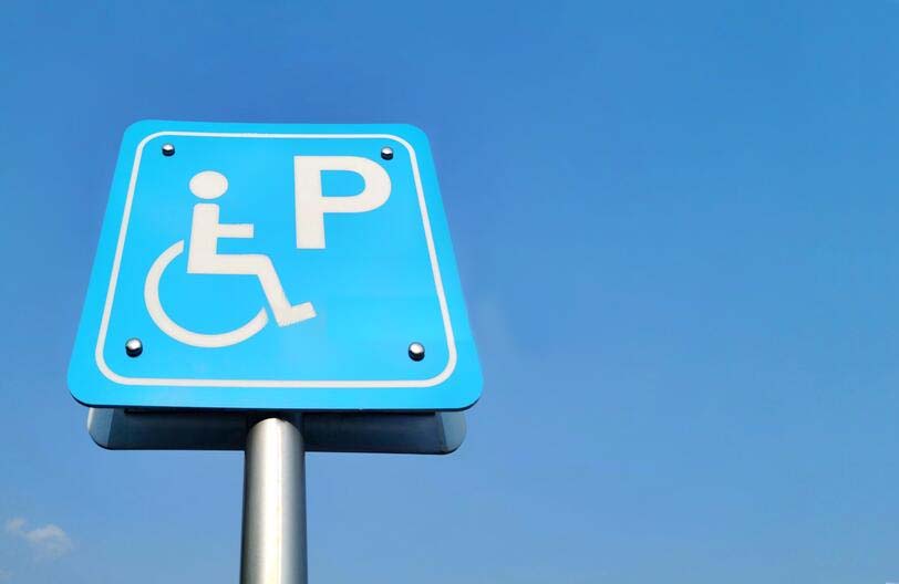 Cartelería para estacionamiento de personas con discapacidad en espacios públicos