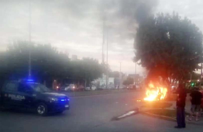 Se incendió un vehículo en barrio Los Naranjos. Mirá el video