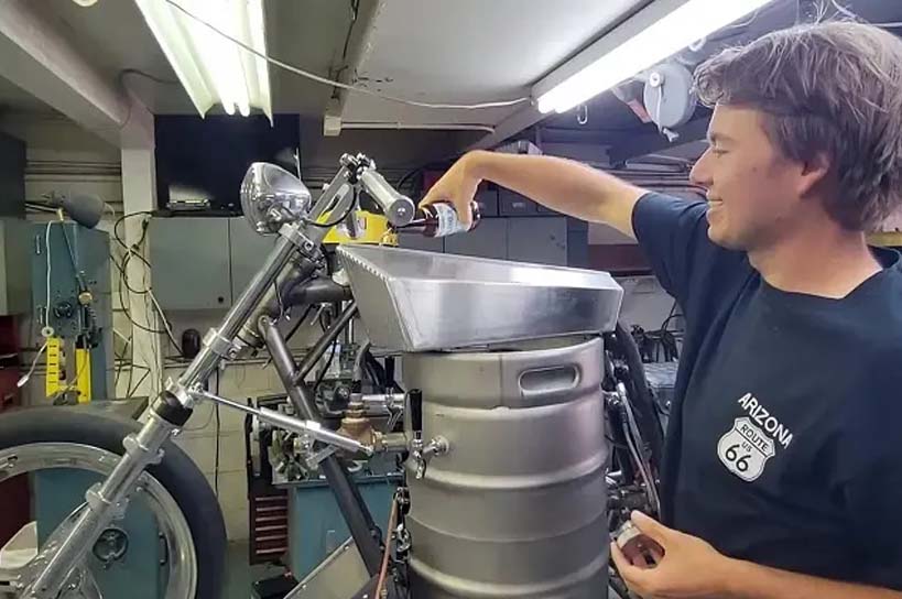Un joven estadounidense inventó una motocicleta que funciona con cerveza