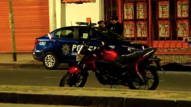 A mano armada le robaron su moto en plena marcha pero automovilistas retuvieron a un ladrón