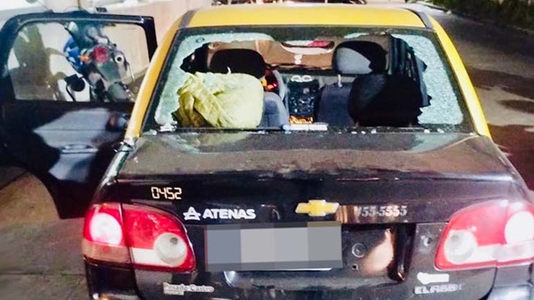 Violencia en Rosario. Auto pintado como taxi es baleado. Hay tres heridos, uno de gravedad