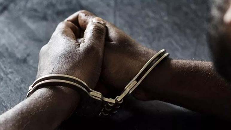 Detenido y esposado se fuga de la comisaría