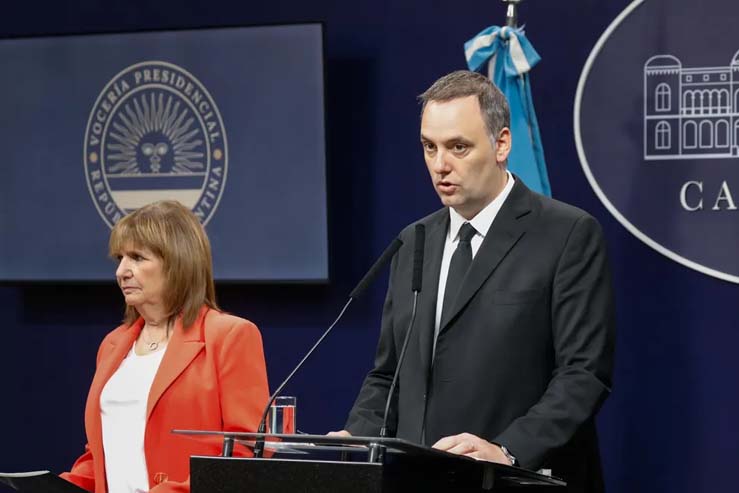 La renuncia de Adorni y la satisfacción de Bullrich